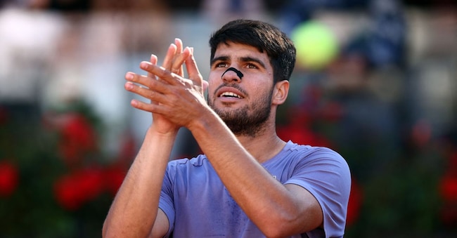 Carlos Alcaraz dopo la vittoria contro Lorenzo Musetti. REUTERS/Guglielmo Mangiapane