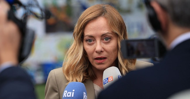 Giorgia Meloni parla alla stampa durante il vertice della Comunità politica europea a Tirana (Photo by Adnan Beci / AFP)