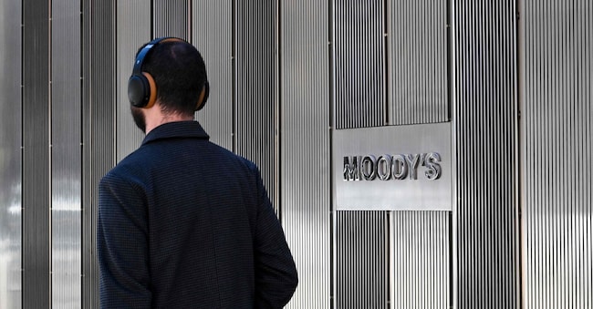 Un passante di fronte al quartier generale di Moodys’ a New York
