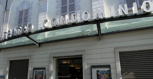 Esterno del teatro comunale di Gallarate (Varese) in cui il 17 maggio 2025 si è tenuto il Remigration summit, contestato raduno dell'ultradestra sul tema dell'immigrazione. (Ansa/Agenzia Blitz/Domenico Ghiotto)