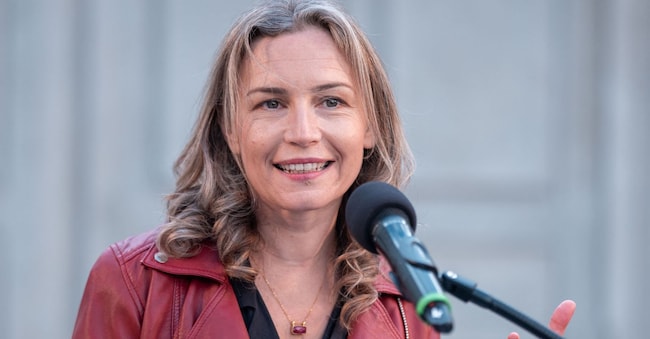 La politologa e filosofa albanese-britannica Lea Ypi, giovedì 15 maggio 2025, durante il suo discorso “Un discorso all’Europa 2025” di fronte al Memoriale dell’Olocausto di Judenplatz, nell’ambito del Festival viennese Wiener Festwochen a Vienna, Austria. (Photo by Georg Hochmuth / APA-PictureDesk / APA-PictureDesk via AFP)