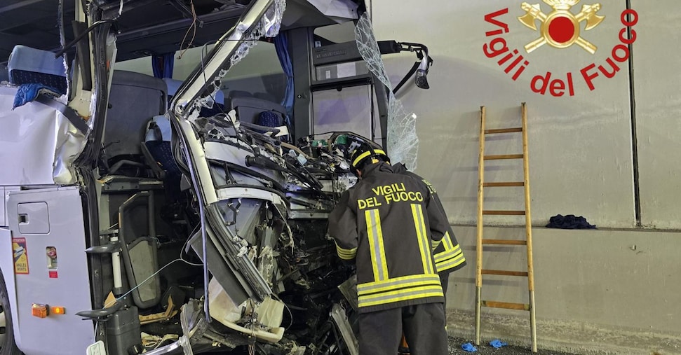 Incidente tra camion e scuolabus nel Comasco: morta una maestra, due ...