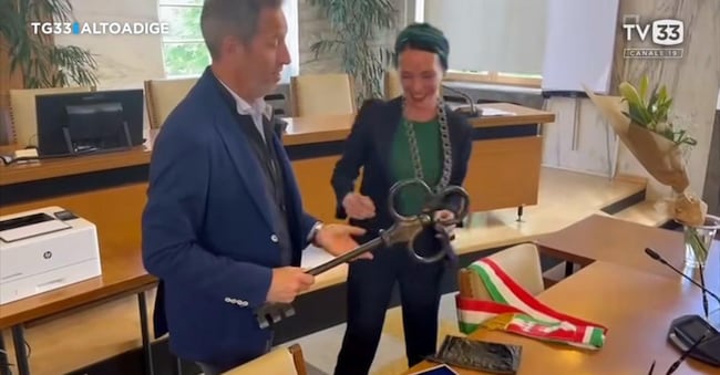 Un fermo immagine tratto da TV33 che mostra la sindaca di Merano, Katharina Zeller, mentre si toglie la fascia tricolore,19 Maggio 2025. ANSA/TV33  NPK