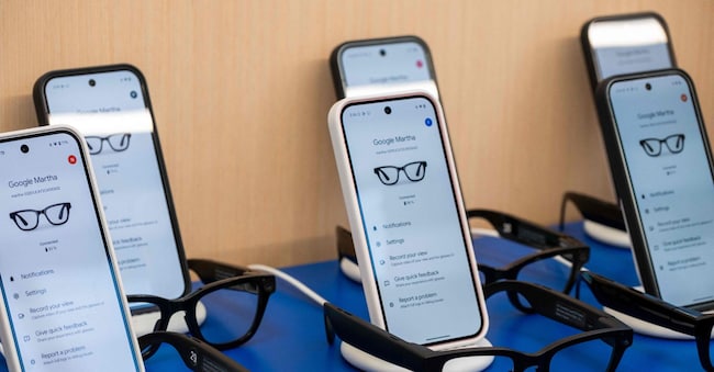 Prototipi degli occhiali Android XR, dotati di Gemini AI, sono raffigurati durante la conferenza annuale degli sviluppatori I/O di Google a Mountain View, California, il 20 maggio 2025. (Foto di Camille Cohen / AFP)