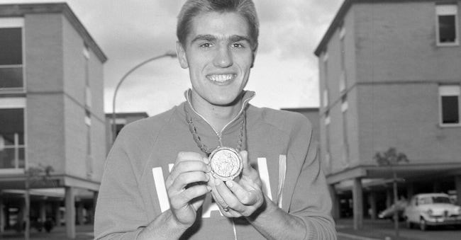 Il pugile Nino Benvenuti campione olimpico nella categoria dei pesi welter mostra la medaglia d'oro conquistata alle Olimpiadi di Roma nel 1960. (ANSA/ARCHIVIO)