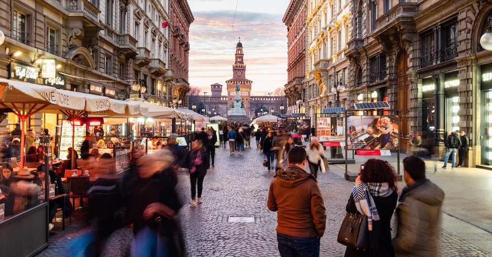 Il malessere del ceto medio italiano: il 45% ha ridotto i consumi, il 51% spinge i figli ad andare all’estero Il malessere del ceto medio italiano: il 45% ha ridotto i consumi, il 51% spinge i figli ad andare all’estero
