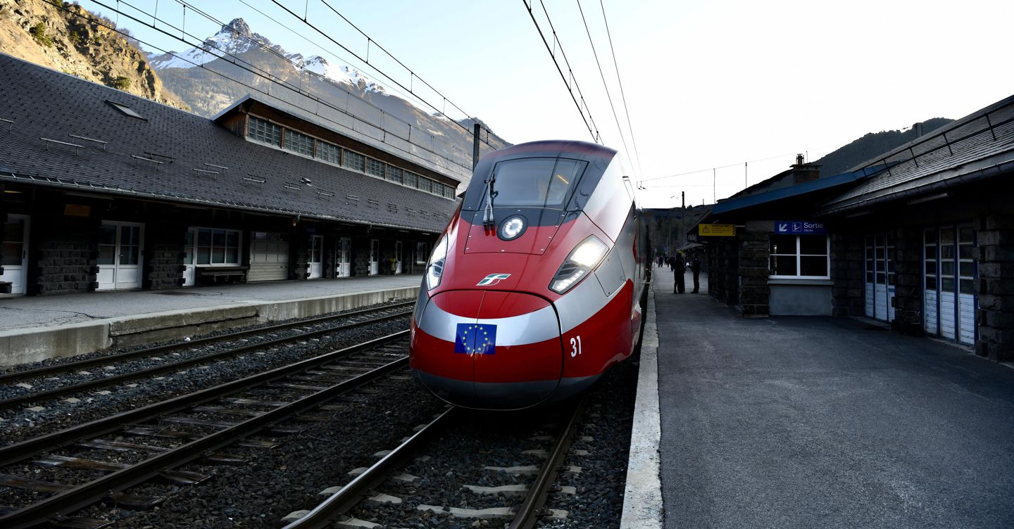 https://i2.res.24o.it/images2010/S24/Documenti/2025/05/22/Immagini/Ritagli/Frecciarossa%20bandiera%20Europa%201-U23121288156bFZ-1440x752@IlSole24Ore-Web.jpeg