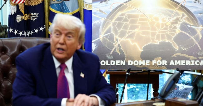 Il Ppresidente americano Donald Trump ha ottenuto l’ok della Camera Usa alla manovra di bilancio. Nella foto annuncia il sistema di protezione  Golden Dome. REUTERS/Kevin Lamarque/File Photo