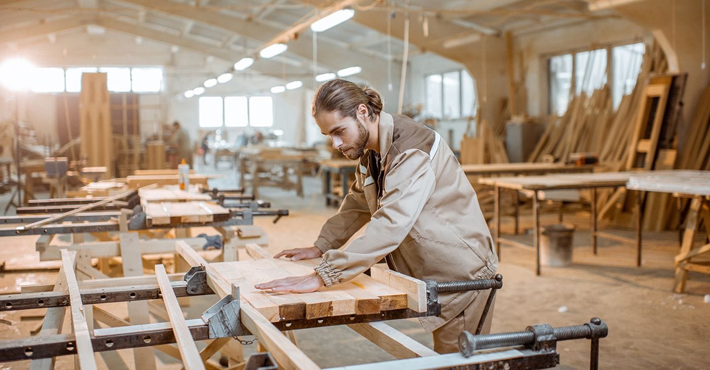 https://i2.res.24o.it/images2010/S24/Documenti/2025/05/23/Immagini/Ritagli/lavorazione-legno-AdobeStock_398529982-U66724248512vhe-1440x752@IlSole24Ore-Web.jpg
