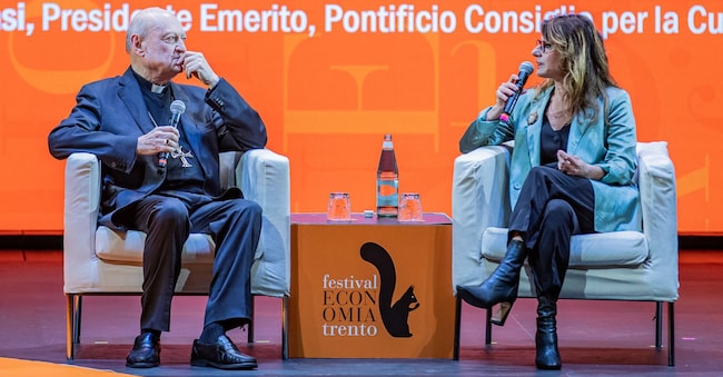 La cerimonia inaugurale del Festival dell’Economia di Trento. Nella foto Gianfranco Ravasi con la giornalista del Sole 24 Ore Lina Palmerini