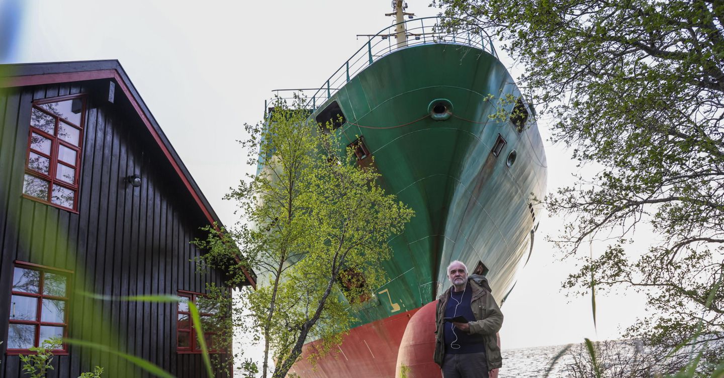 Nave cargo incagliata nel giardino di un norvegese: l’incredibile incidente sul fiordo di Trondheim