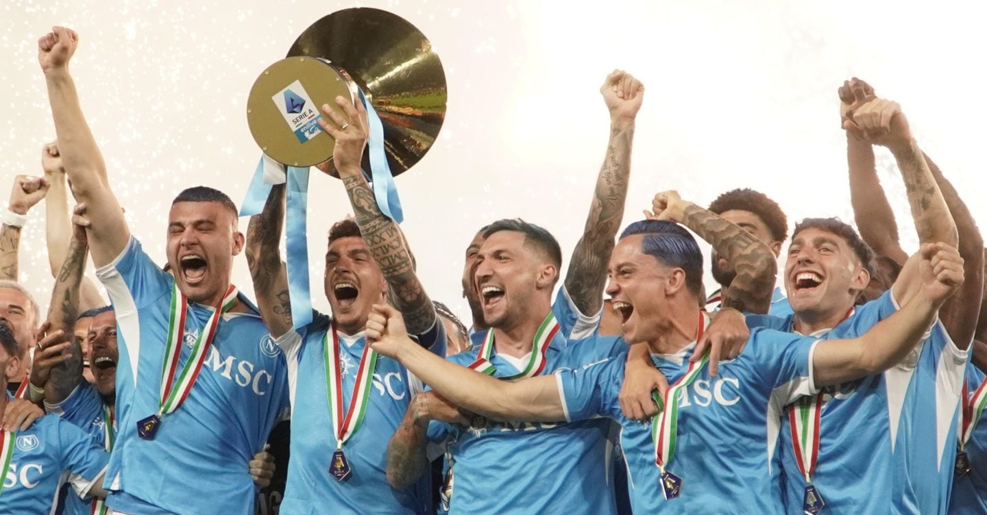 Napoli, quarto scudetto. La città in festa dopo il 2-0 sul Cagliari. L’Inter vince ma non basta