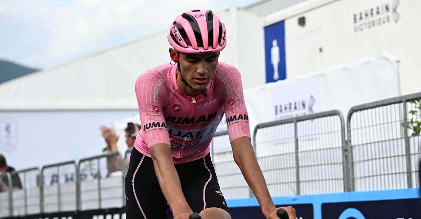 Giro d’Italia, una caduta spacca la corsa a Gorizia. Del Toro sempre più leader, Ciccone perde 16 minuti