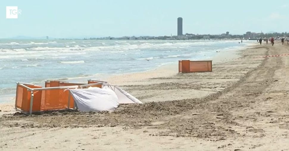 Donna travolta e uccisa da ruspa in spiaggia a Cervia. Il sindaco: «Erano lavori abusivi»