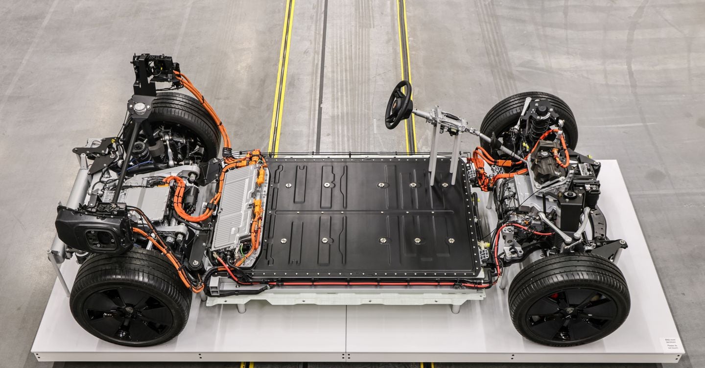 Porsche, come nascono le batterie per le auto elettriche ad alte prestazioni