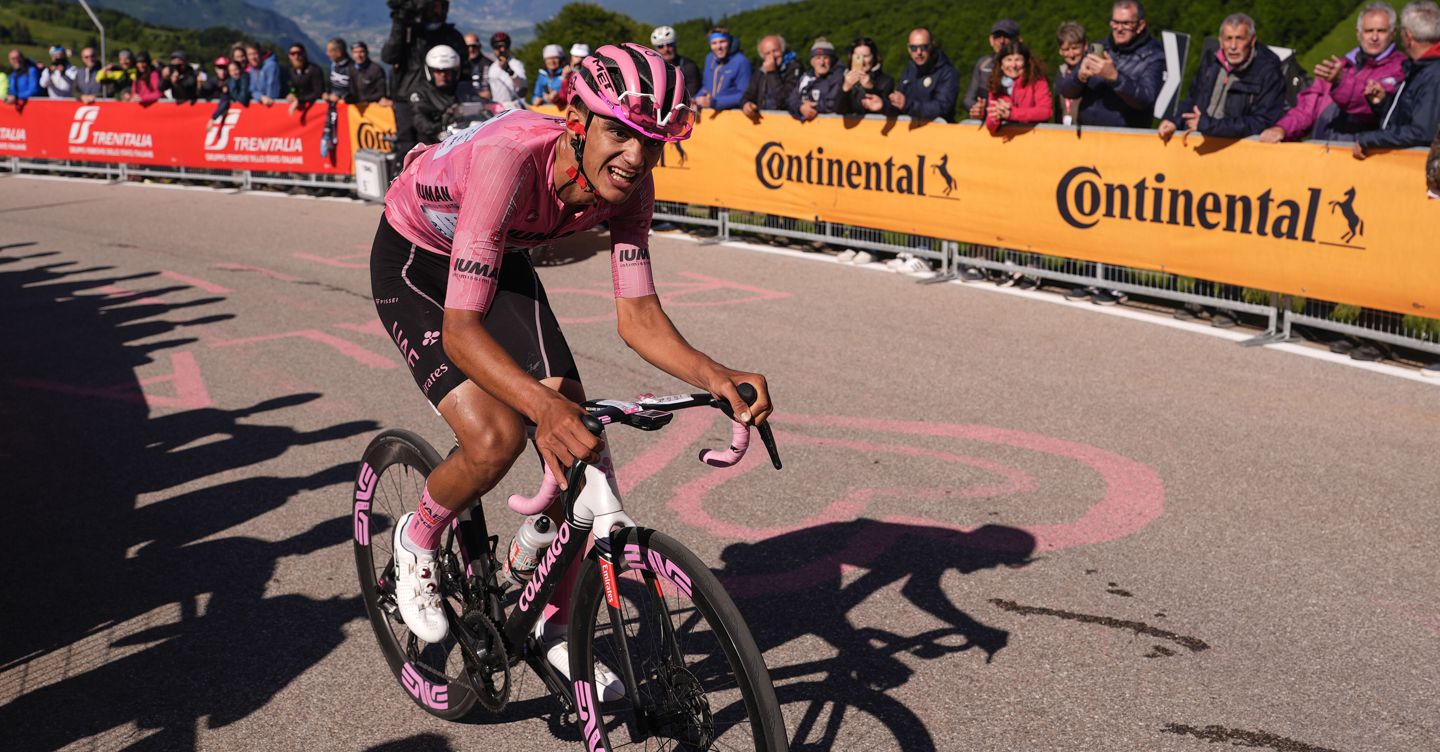 A San Valentino tripletta italiana. Carapaz attacca, la maglia rosa si difende a fatica