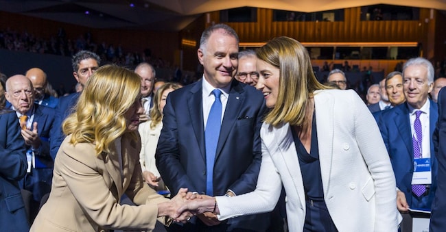foto IPP/eu Bologna 27/05/2025 assemblea generale di confindustria nella foto : Roberta METSOLA, presidente del parlamento europeo con Giorgia meloni presidente del consiglio e emanuele Orsini presidente confindustria warning avaiaible only for editorial use Bologna 27/05/2025 assemblea generale di confindustria