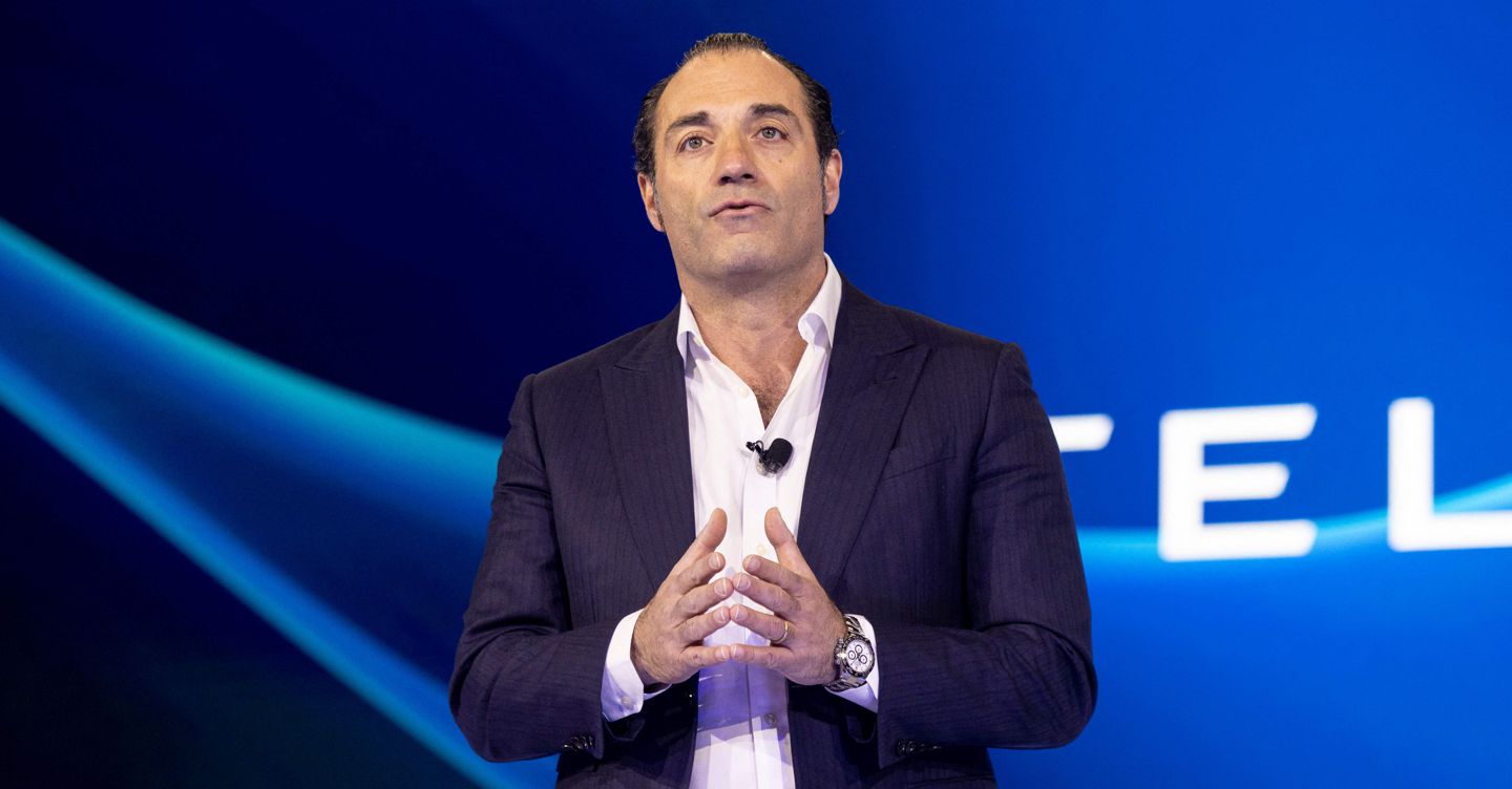 I dossier sul tavolo del nuovo ceo: marchi, dazi e nuove tecnologie. Cosi Stellantis affronta la tempesta dell’automotive