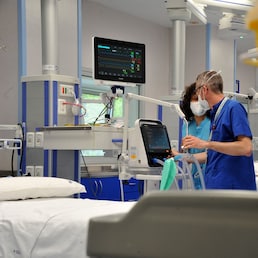 SANITA INFERMIERI  SANITARI  MEDICI LETTI  MONITOR CAMICI BIANCHI