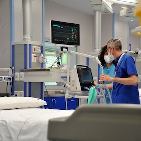 SANITA INFERMIERI  SANITARI  MEDICI LETTI  MONITOR CAMICI BIANCHI