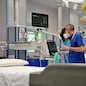 SANITA INFERMIERI  SANITARI  MEDICI LETTI  MONITOR CAMICI BIANCHI