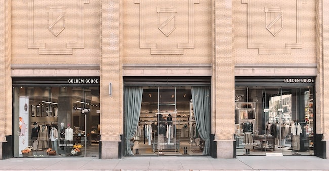 Le vetrine del negozio Golden Goose di New York, nel quartiere Meatpacking, dove hanno aperti molti brand del lusso