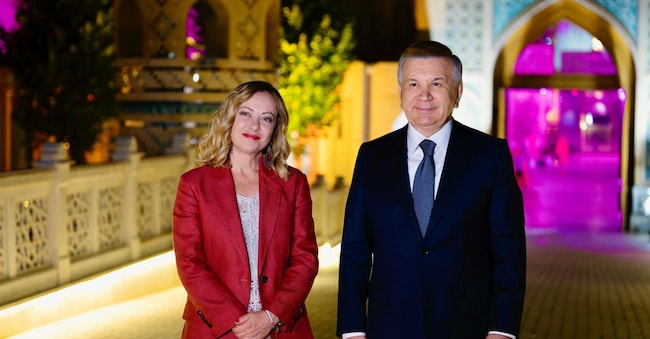 La premier italiana Giorgia Meloni con il presidente uzbeko Shavkat Mirziyoyev, durante il loro incontro a Samarcanda,28 Maggio 2025. ANSA/CHIGI PALACE PRESS OFFICE/FILIPPO ATTILI
