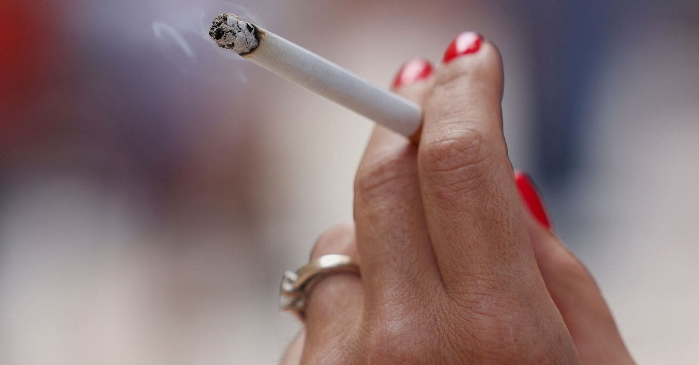 è possibile fumare la sigaretta elettronica nei luoghi pubblici Francia: multe da 135 euro per chi fuma in spiagge e parchi pubblici