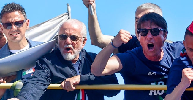 Il presidente del Napoli Aurelio De Laurentiis e  il mister Antonio Conte sull' autobus che tra migliaia di tifosi ha attraversato il lungomare Caracciolo per festeggiare la vittoria dello scudetto: è l’immagine scelta dalla società per annunciare che l’ex cittì della Nazionale resta in azzurro