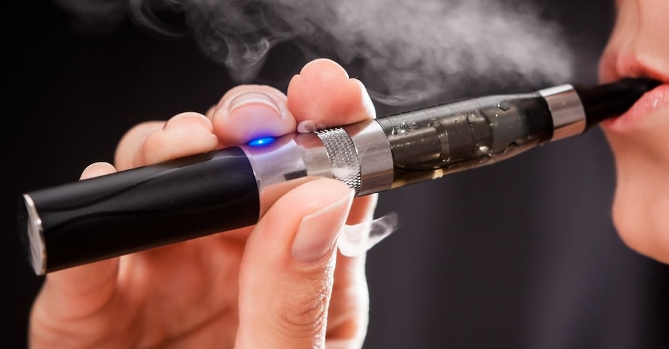 Un giovane su cinque inizia a fumare con l’e-cig, la tobacco free generation è un’utopia?
