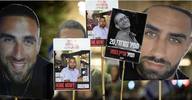 Cartelli nella “piazza degli ostaggi” a Tel Aviv, Israele, il 28 maggio 2025 con i volti di ostaggi nelle mani di Hamas da 600 giorni a Gaza, chiedendo il loro rilascio e la fine della guerra (Ap Photo/Leo Correa)
