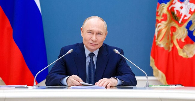 In questa fotografia diffusa dall’agenzia di stato russa Sputnik, il presidente russo Vladimir Putin partecipa a un incontro per l’imminente Giornata internazionale dell’infanzia, a Mosca il 29 maggio 2025.(Photo by Alexander KAZAKOV / POOL / AFP)