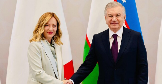 Stretta di mano tra la premier Giorgia Meloni e il presidente uzbeko Shavkat Mirziyoyev, in occasione del vertice a Samarcanda, in Uzbekistan, il 29 maggio 2025