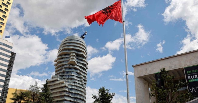 Una veduta di Tirana, capitale dell’Albania. (Photo by Ludovic MARIN / AFP)