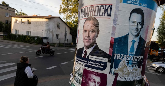 Manifesti elettorali del sindaco di Varsavia e membro del partito polacco al governo, la Coalizione Civica, Rafal Trzaskowski (a destra), e di Karol Nawrocki (a sinistra), candidato alle elezioni presidenziali polacche del 2025 sostenuto dal partito di destra polacco Diritto e Giustizia (PiS) e dal candidato di sinistra Adrian Zandberg, a Varsavia. (Photo by Wojtek Radwanski / AFP)