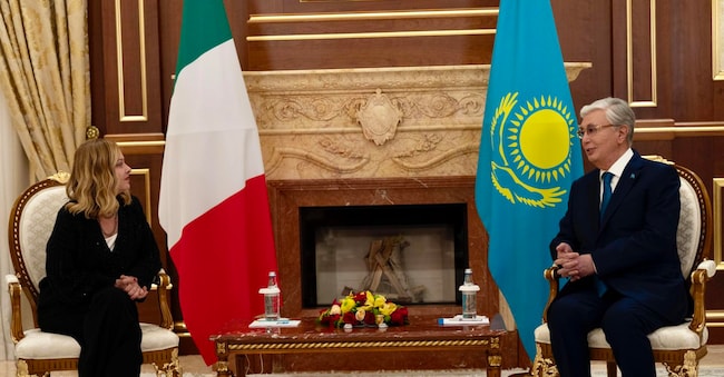 La presidente del Consiglio Giorgia Meloni con il presidente della Repubblica del Kazakistan, Qasym-Jomart Tokayev. ANSA/UFFICIO STAMPA PALAZZO CHIGI/FILIPPO ATTILI