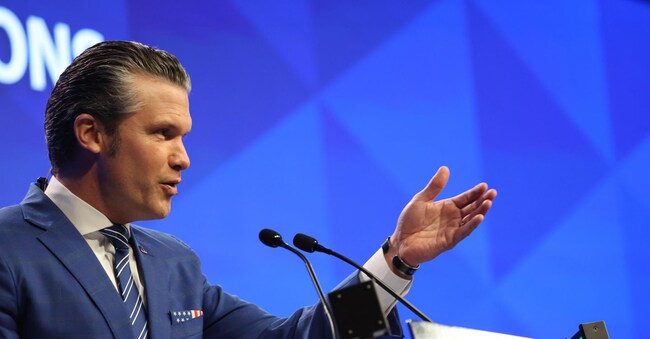 Il Segretario alla Difesa americano Pete Hegseth durante il suo intervento allo Shangri-La Dialogue di Singapore