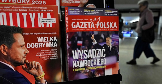  Rafal Trzaskowski, a sinistra, e Karol Nawrocki, a destra, ritratti su due riviste polacche (Photo by Sergei GAPON / AFP)