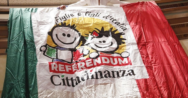 Bandiera referendum cittadinanza. (Imagoeconomica)