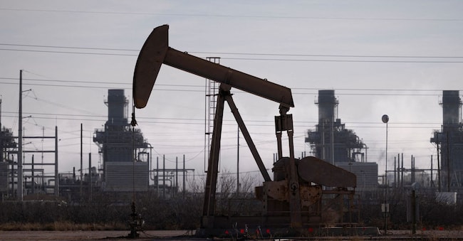 Una pompa opera vicino a una centrale elettrica a turbina a gas - febbraio 2025 (foto archivio) Reuters/Eli Hartman