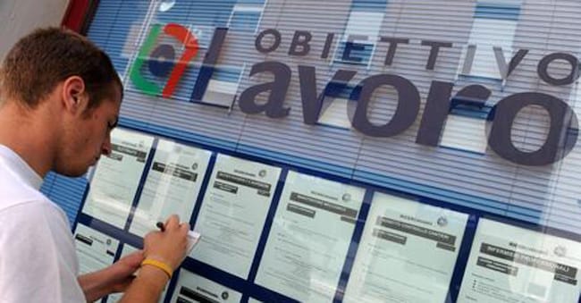 Un ragazzo davanti a una agenzia interinale.
DBA/ FRANCO SILVI