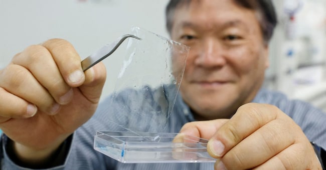 Lo scienziato giapponese Takuzo Aida, del RIKEN Center for Emergent Matter Science  (Reuters)