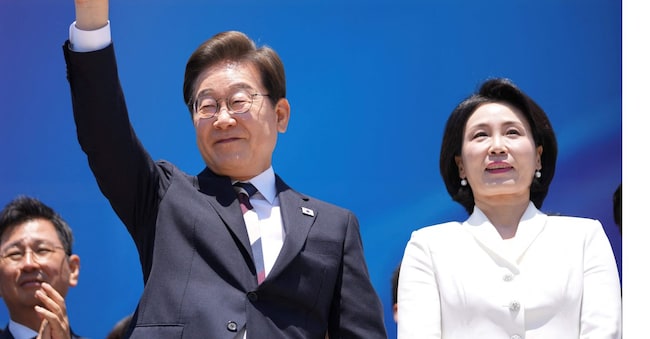  Il presidente sudcoreano Lee Jae-myung e sua moglie Kim Hye-kyung dopo la cerimonia di insediamento presso l’Assemblea nazionale a Seul, il 4 giugno 2025. (Foto di Lee Jin-man / POOL / AFP)