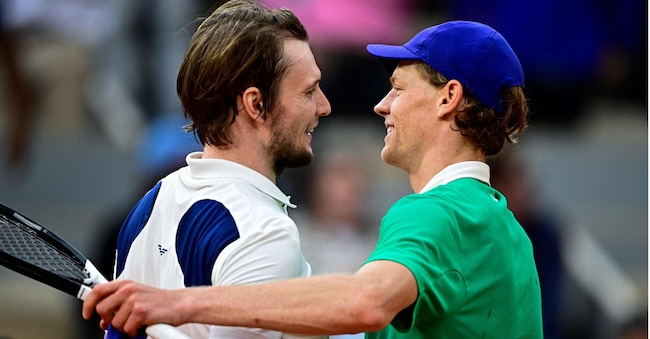 Alexander Bublik e Jannik Sinner al Roland Garros il 4 giugno 2025. (Julien De Rosa/Afp)
