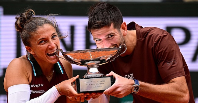  Italy's Sara Errani (L) and Italy's Andrea Vavassori celebrate with their trophy after winning over US Taylor Townsend and US Evan King during their mixed doubles final match on day 12 of the French Open tennis tournament on Court Philippe-Chatrier at the Roland-Garros Complex in Paris on June 5, 2025. (Photo by JULIEN DE ROSA / AFP)
