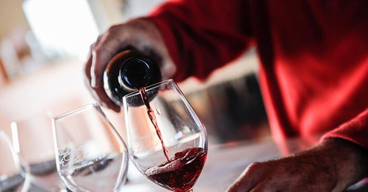 https://i2.res.24o.it/images2010/S24/Documenti/2025/06/05/Immagini/Ritagli/vino_dealcolato-U86262514033Gbf-1440x752@IlSole24Ore-Web.jpg