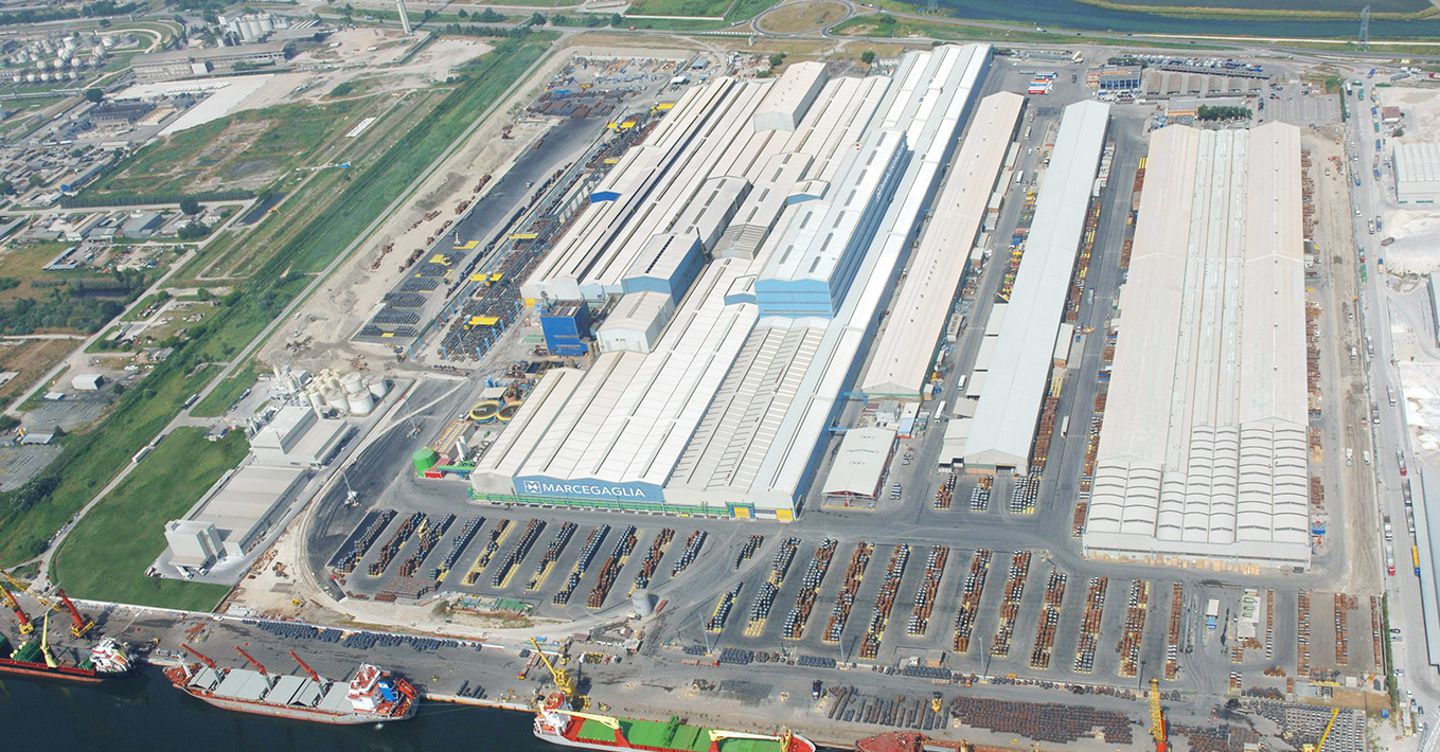 https://i2.res.24o.it/images2010/S24/Documenti/2025/06/06/Immagini/Ritagli/Marcegaglia-Ravenna-carbon-steel-plant-banchina-port-dock-logistic-network-aerial-photo-U12207878505wxg-1440x752@IlSole24Ore-Web.jpg