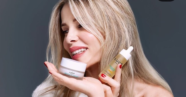 Alessia Marcuzzi con alcuni dei prodotti della sua linea di cosmetici Luce Beauty 