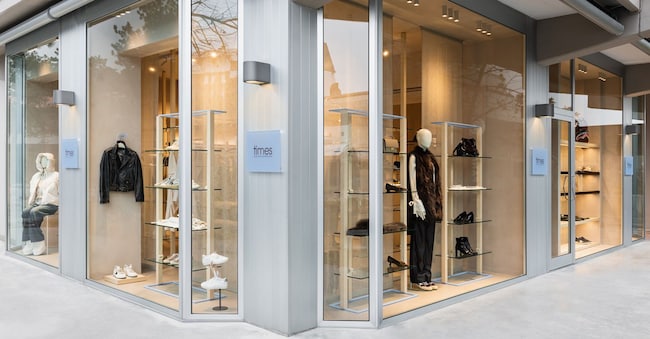 Le vetrine della boutique Times Lignano Pineta: il progetto per l’interior è stato affidato a Moitié Studio. (ph Matteo Triola)