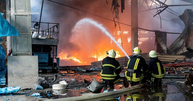I pompieri cercano di spegnare un incendio causato da un attacco russo a Ternopil, in Ucraina. PA/STATE EMERGENCY SERVICE HANDOUT HANDOUT HANDOUT EDITORIAL USE ONLY/NO SALES